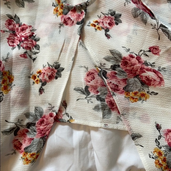 ✨2 for 15✨ Floral print tank top size medium! - Picture 5 of 5